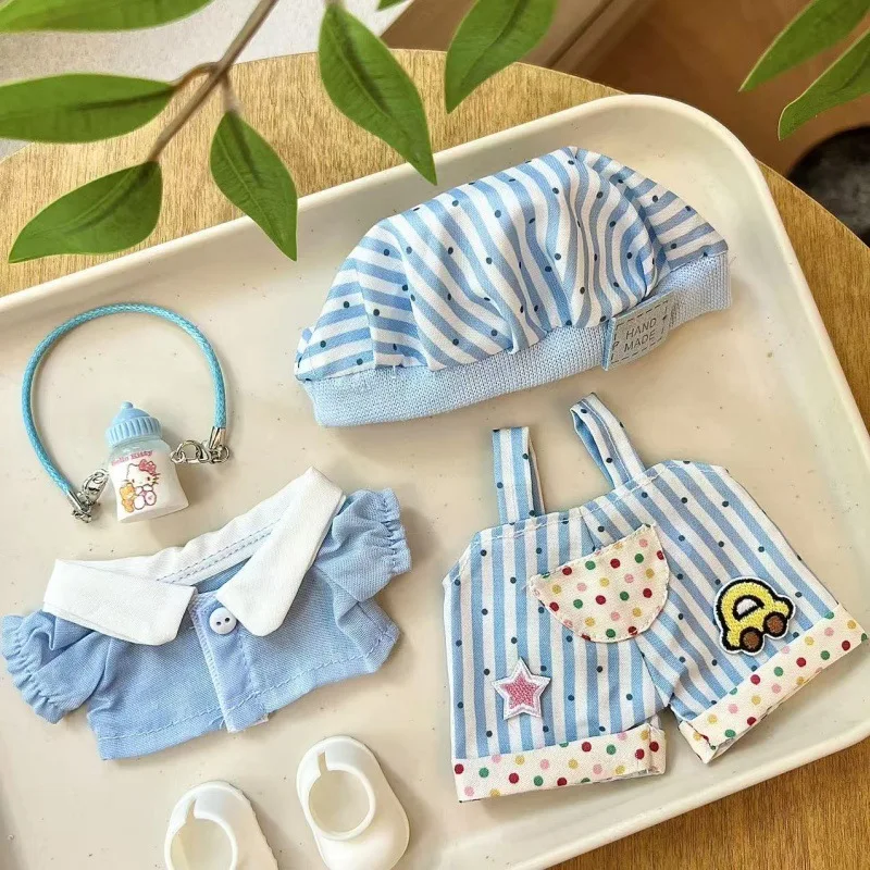 Erste, zweite und dritte Generation von Labubu-Gummipuppen, gekleidet in blauem Baby-Outfit mit Mütze und Hosenträgern