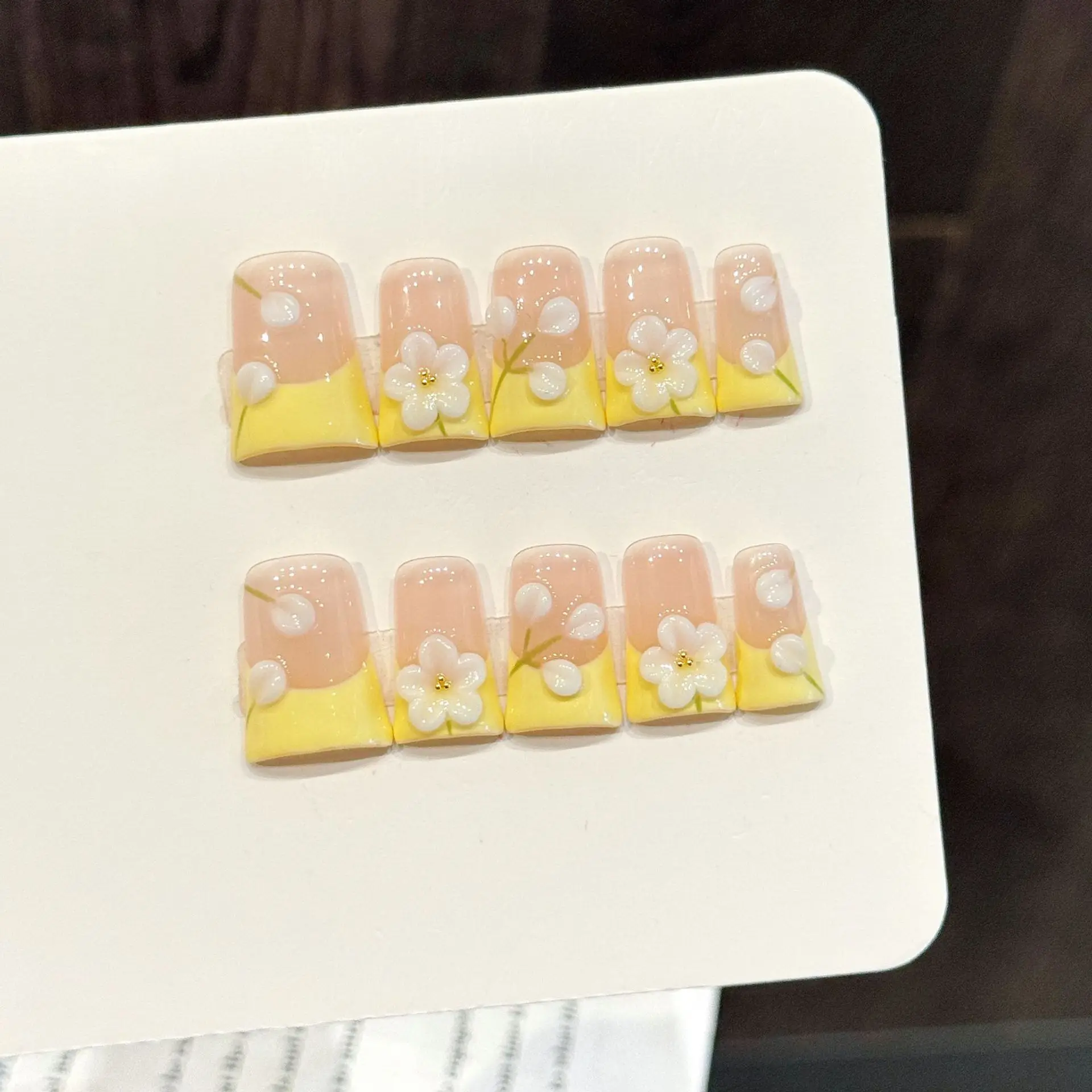 10 pièces petits faux ongles français jaunes frais courts en forme de bec de canard doux à la main faux ongles avec fleur blanche 3D presse sur les ongles