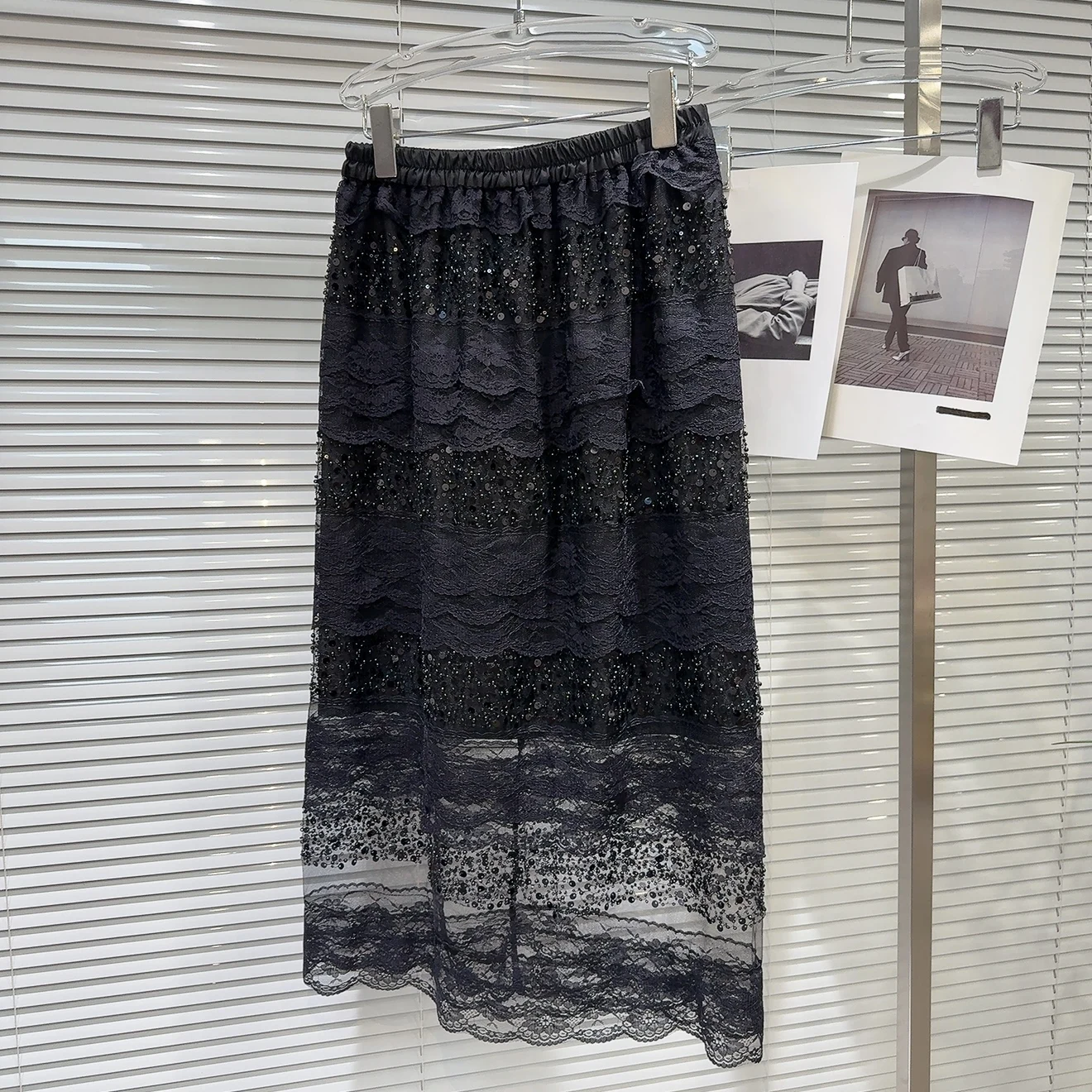 تنورة متوسطة الطول من الدانتيل اللامع بحافة متوسطة الطول تنورة كعكة نصف طول أنيقة على طراز نسائي مع بطانة داخلية تصميم متوسط ...