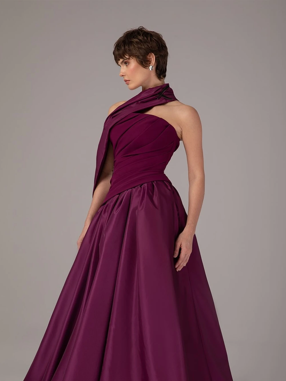 Pflaumenlila, asymmetrischer Ausschnitt, schickes Satin-Abendkleid mit dramatischer Schleppe, plissiertes Oberteil, formelles Kleid für Gala und roter Teppich