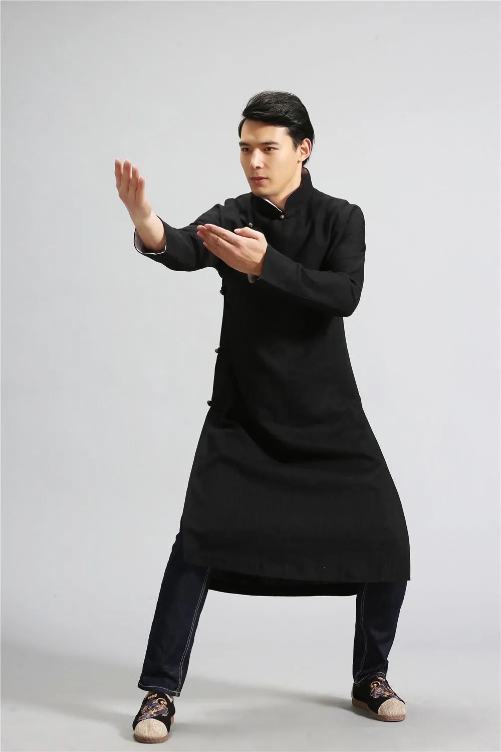 บุรุษผ้าลินินสีดำยาว Coat ชาย Hanfu จีน Robe Streetwear บาง Tang ชุด KungFu ชุดสูท Tai Chi Robe ทองเหลืองหัวเข็มขัด