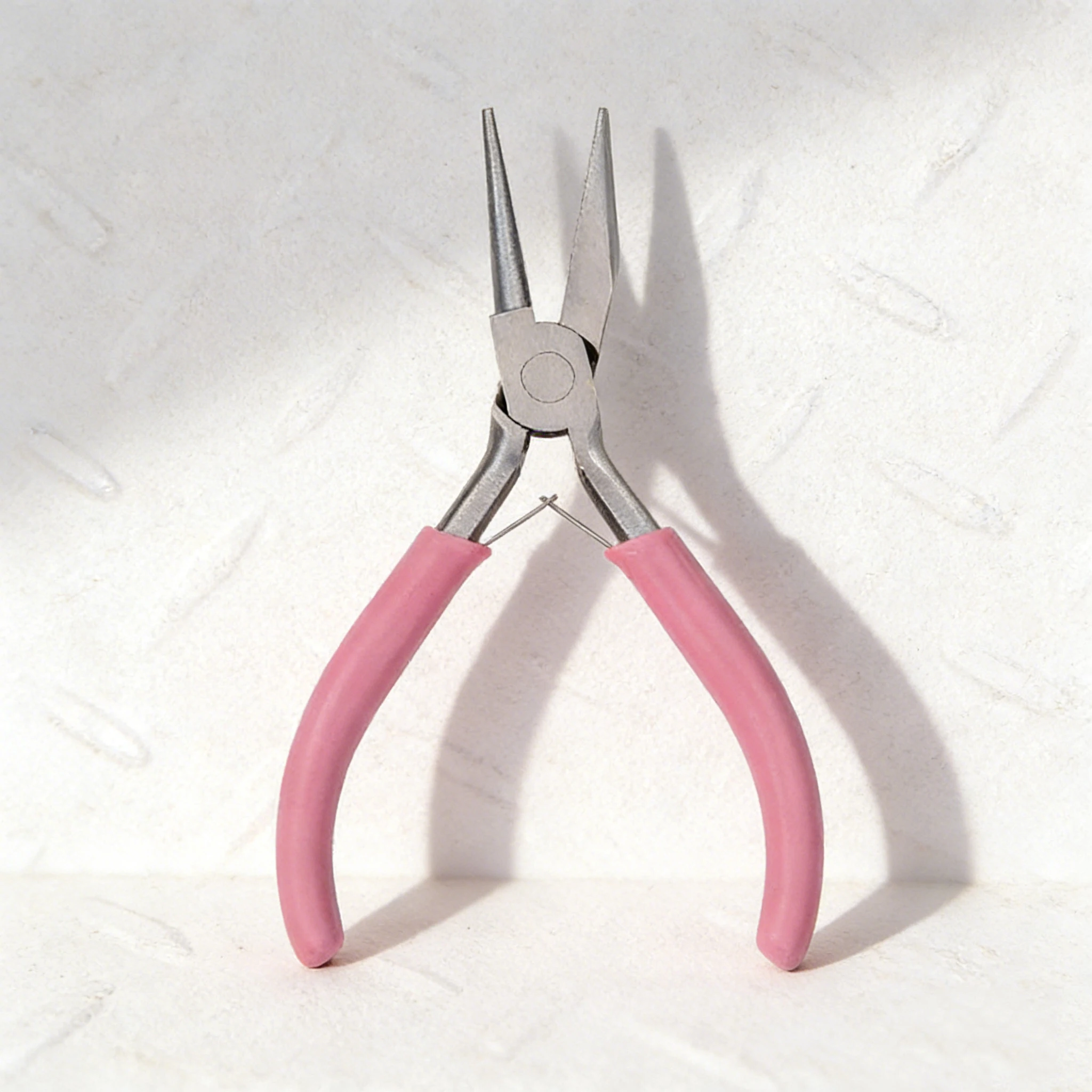 

Инструмент для самостоятельного изготовления украшений: плоскогубцы для наращивания волос, щипцы для намотки проволоки, ювелирные плоскогубцы с полукруглыми и полуквадратными губками