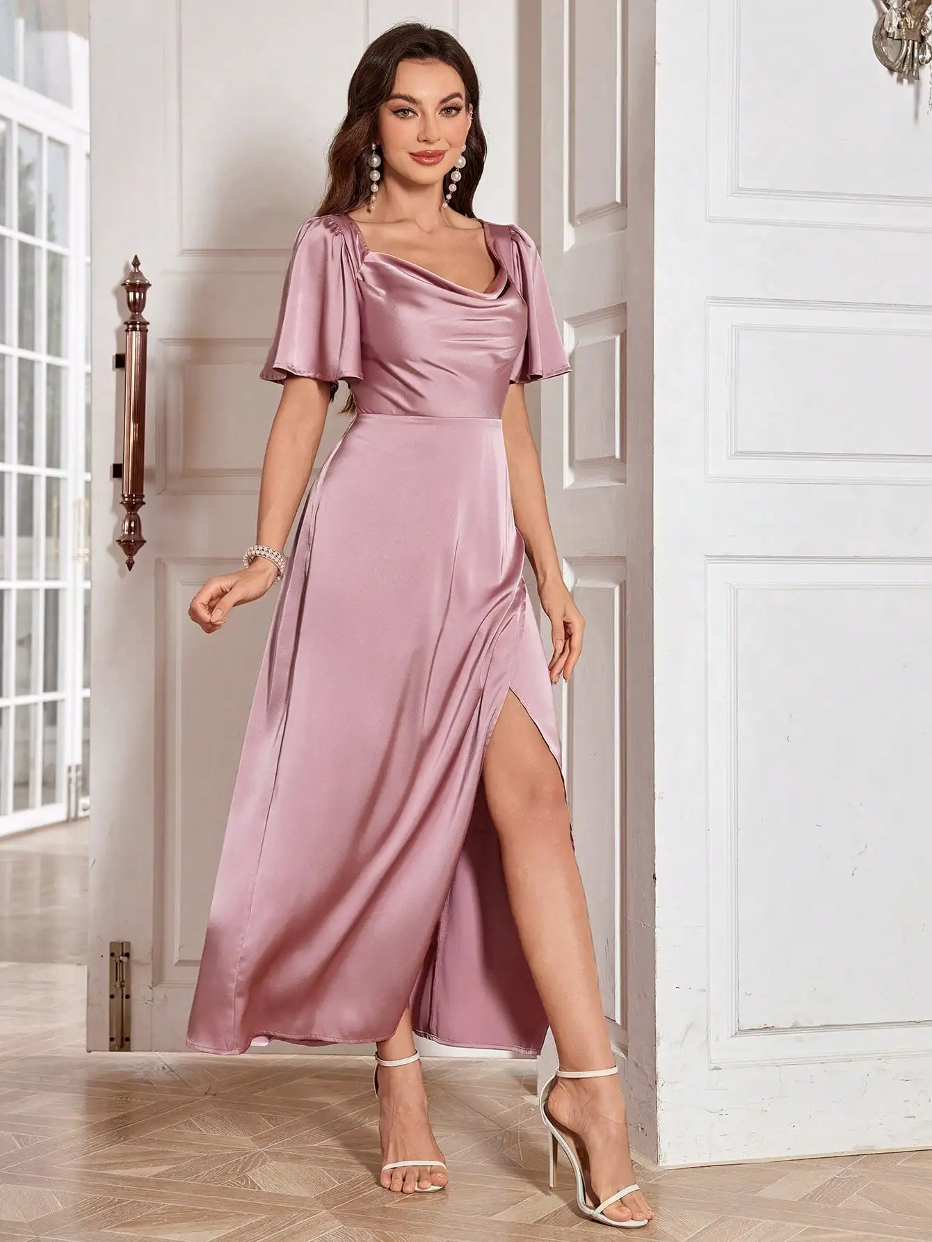 エレガントなサテン生地のドレープネックマキシドレス、サイドスリット入り、カクテル、結婚式のゲスト、卒業式、ディナーパーティーに最適