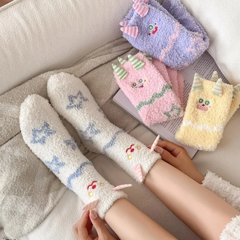 الجوارب النسائية لطيف الكرتون الوحش Kawaii مضحك منتصف جوارب أنبوبية الشتاء سميكة الصوف الدافئة المرجان الصوف جوارب يمكن السير بها على الأرض لفتاة