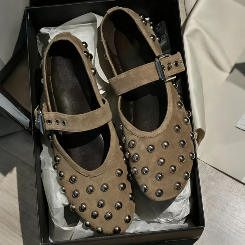 

Женские замшевые балетки Мэри Джейн на плоской подошве с заклепками и круглым носком, балетки с пряжкой и ремешком, коричневые повседневные лоферы в стиле панк, удобные женские лоферы