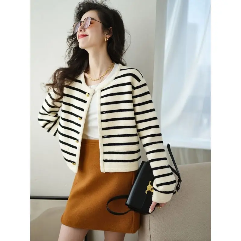 Faionable ort Knitted Cardigan for Women Stripe Pattern Small Fraance Sle Autumn New Arrival Ele Lady Coat Sweater