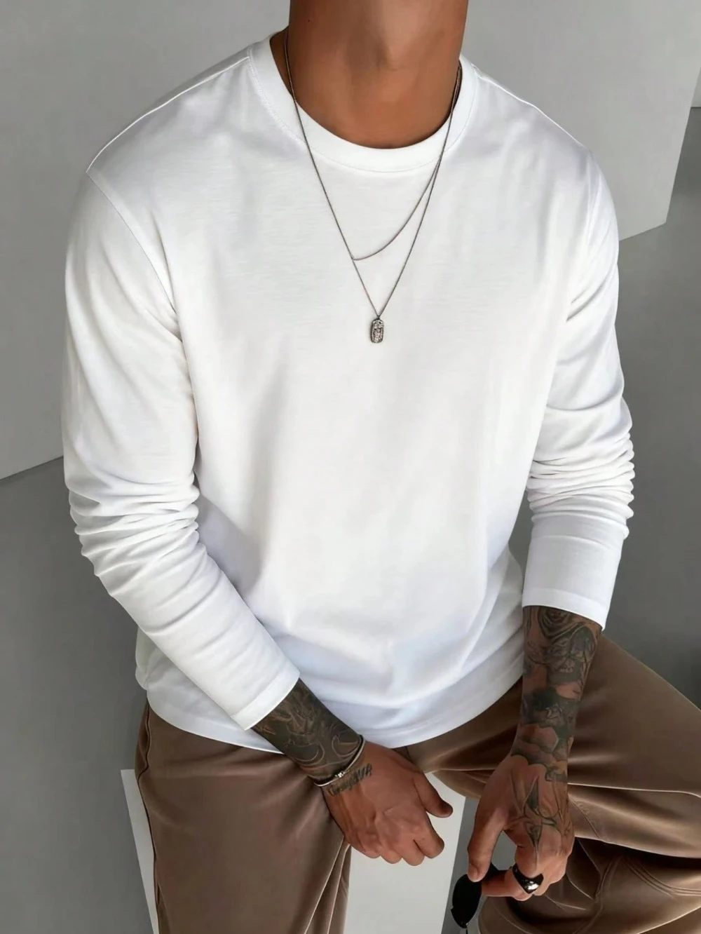 

Мужская повседневная однотонная футболка с длинными рукавами, необходимая для многослойства на весь год. Качественная уличная одежда из чистого хлопка.