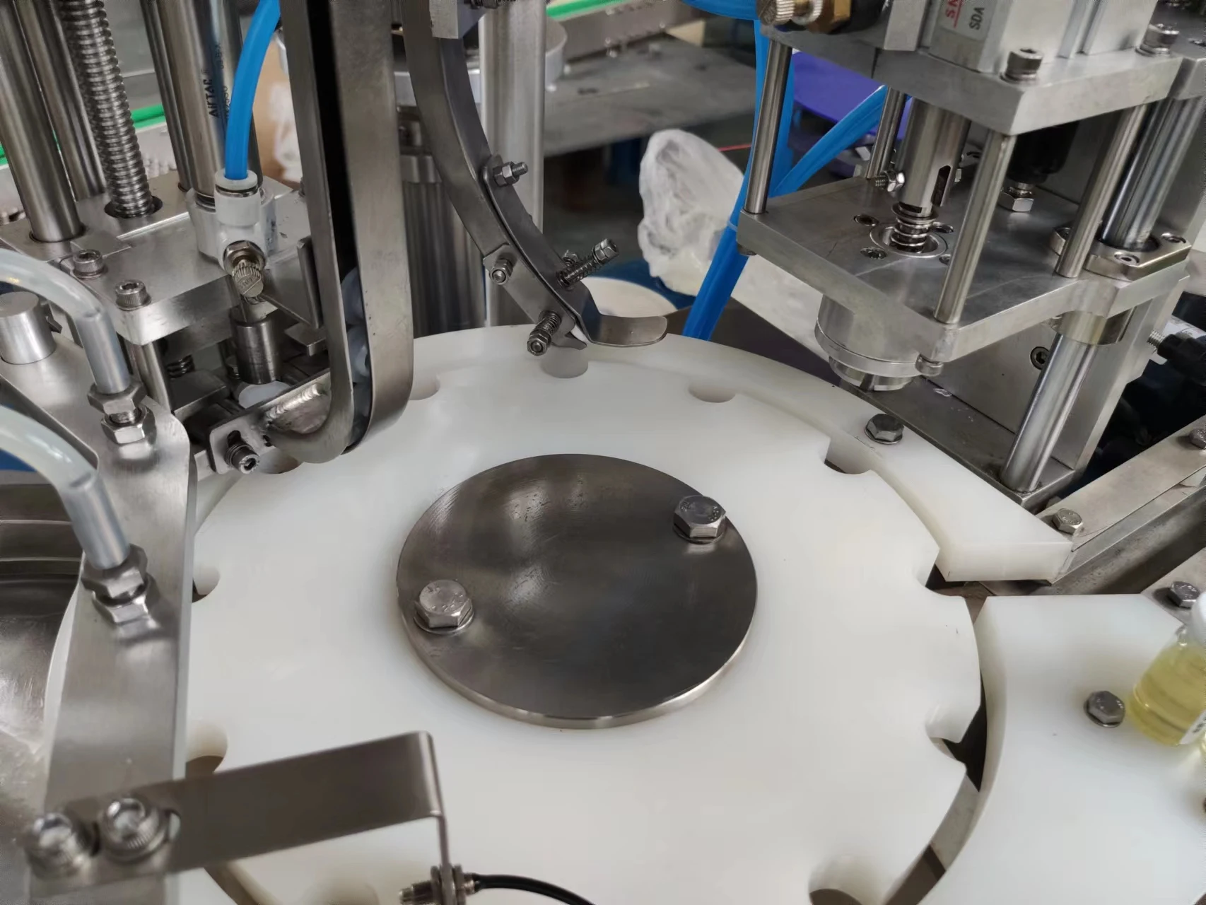 YGF التلقائي بالكامل سطح المكتب قارورة عطر سائلة لفة على زجاجة ملء سدادة السد خط إنتاج العلامات