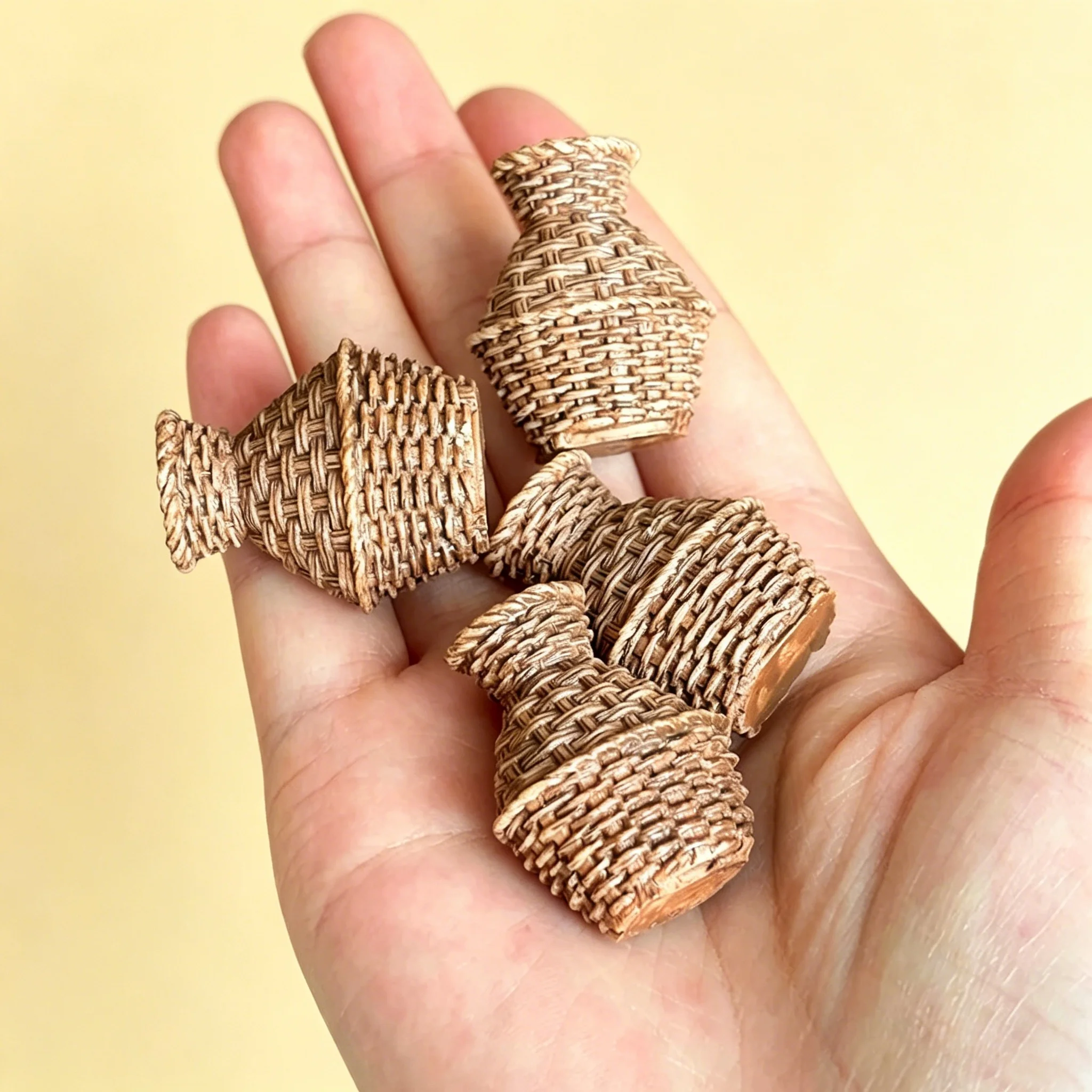 4pcs Miniature Woven Willow Baskets Model House Accessories Miniature House Furniture Set for Crafts