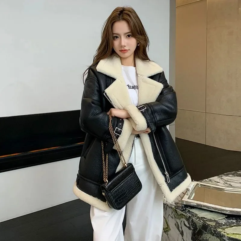 เสื้อแจ็คเก็ตหนังเทียมขนแกะเทียมสำหรับผู้หญิง สไตล์สตรีทแวร์ ทรงหลวม อุ่นสบาย แบบวินเทจ ซิปติด ตัดต่อผ้าหนา ดีไซน์เก๋ไก๋