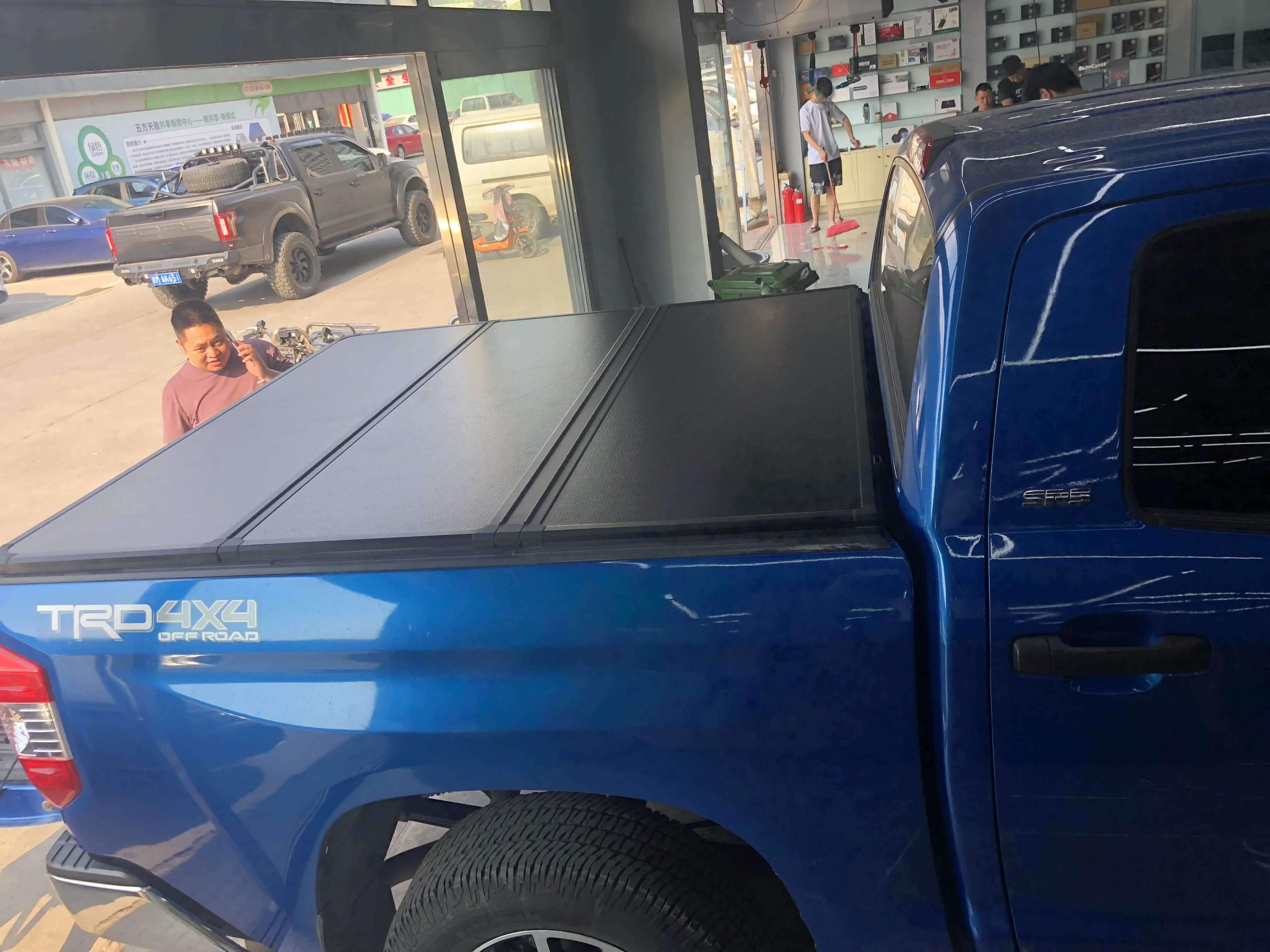 Specializing in The Production of Pickup Truck Trunk Cover  Trifold Tonneau Cover for Ford F150 SVT RAPTOR