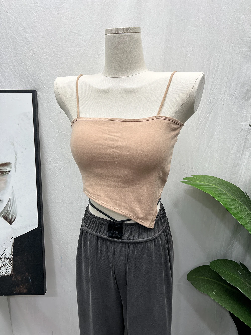 Women's Slim Fit Tank Top with Integrated Chest Pad Fashionable Underwear Base Layer Short Style Commute Trend  Color
