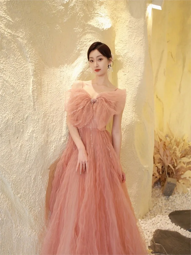 A new romantic birthday dress in light luxury and youthful design featuring misty pink art examination style