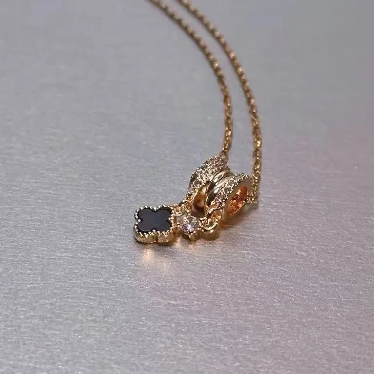 

Four-leaf clover star titanium steel necklace, a sweet and cool women's collarbone chain, a fashionable clothing necklace