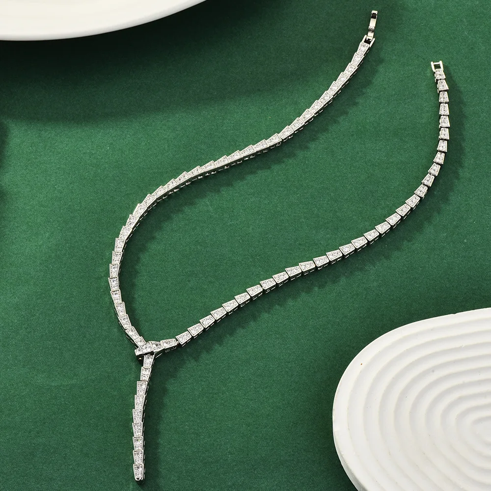 

New snake-shaped necklace, collarbone chain, versatile snake collar, elegant woman, high-end fashion