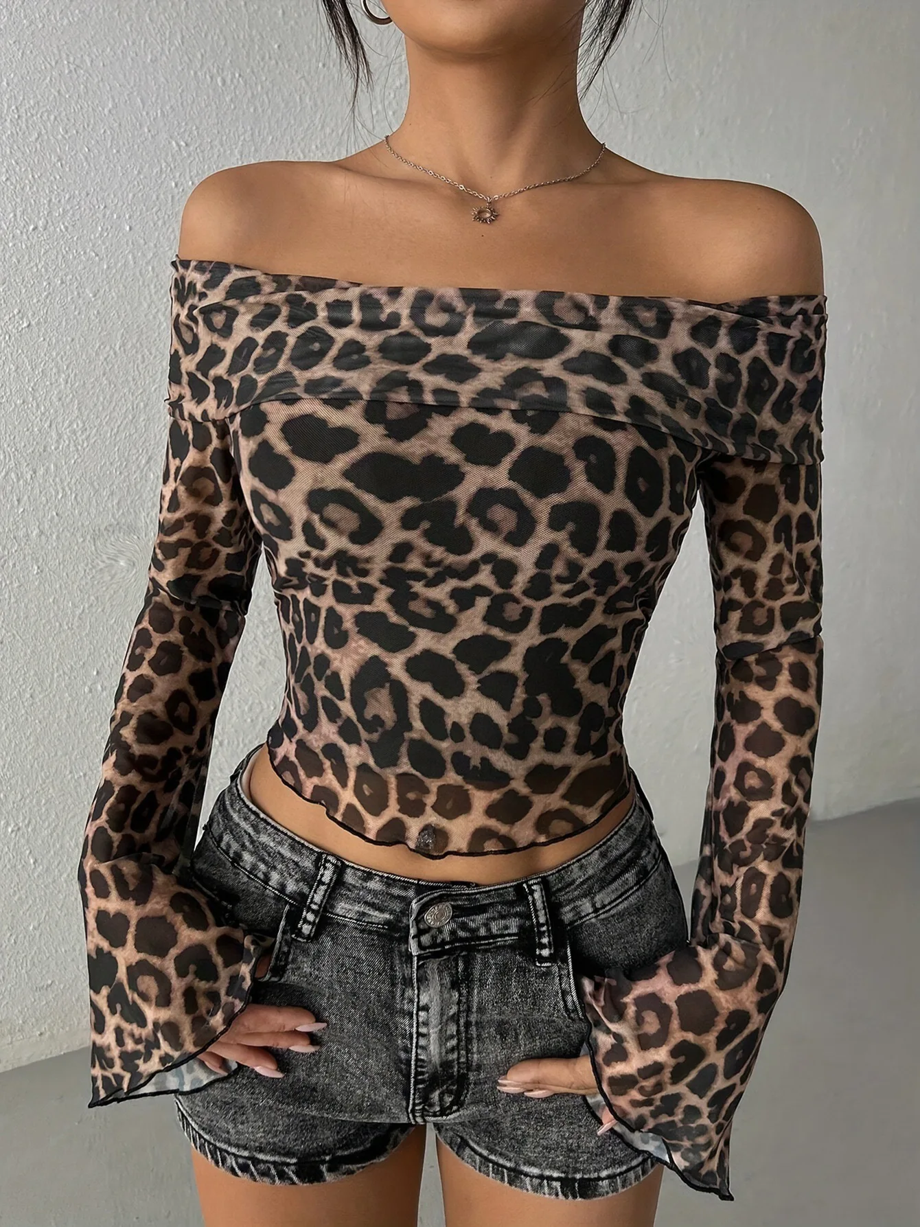 Frühling Damen T-Shirt Neue Streetwear Mode Langarm O-Ausschnitt T-Shirts Sexy Leoparden Rückenfreies Vielseitiges Strick-Oberteil