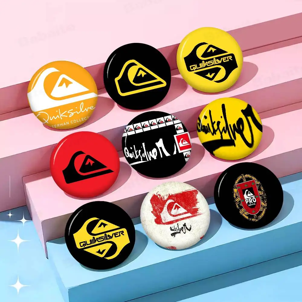 Broche de Lata Artesanal com Tema de Prancha de Surf Q-Quiksilver e Figura de Anime Fofa de 58mm, para Enfeite de Roupa e Presentes