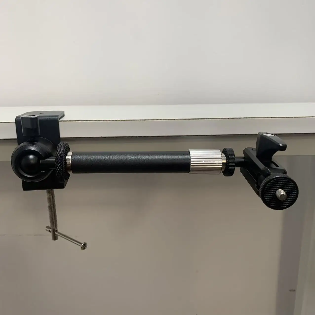Metal J-Shape Clamp Extendable Universal Bean Suitable for Home Office Projector Stand Live Broadcast Light Angle Adjustment