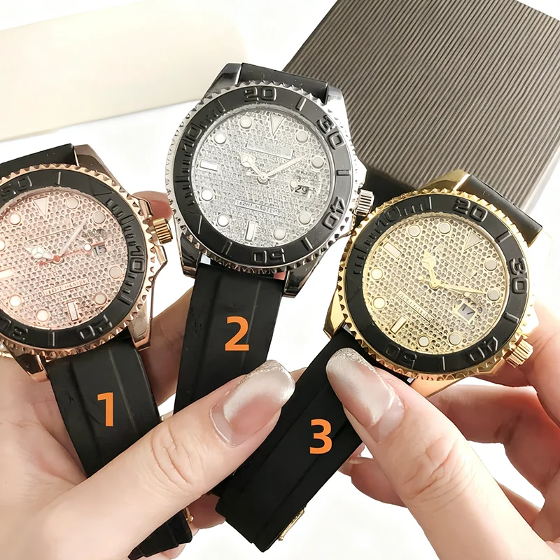 

Stylish and simple watch, versatile, with a silicone strap, perfect for couples on dates.