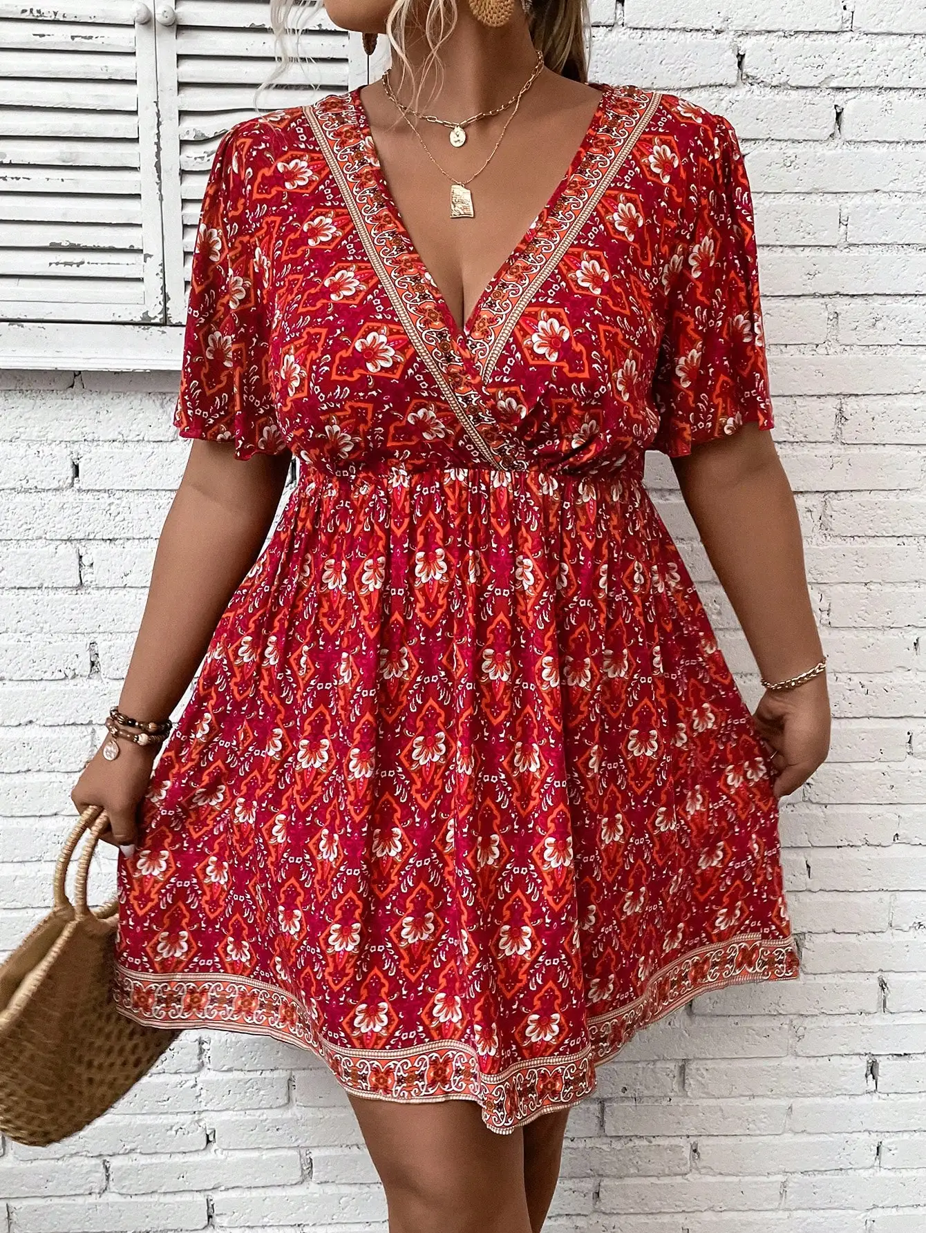 

Летнее мини-платье А-силуэта с цветочным принтом, рукавами-бабочками и V-образным вырезом.