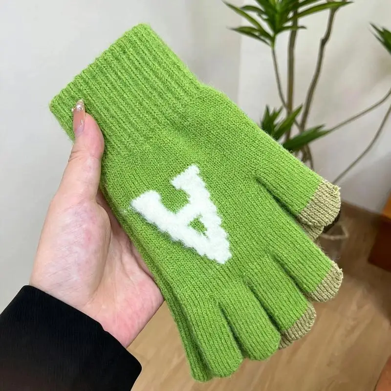 Niedliche Handschuhe mit Buchstabenmuster im Vintage-Stil, Touchscreen-fähig, für Damen, Winter, mit vollem Fingerbereich, wärmend, aus Samt und Acryl, gestrickt, für junge Frauen und Studentinnen. – Detail 6