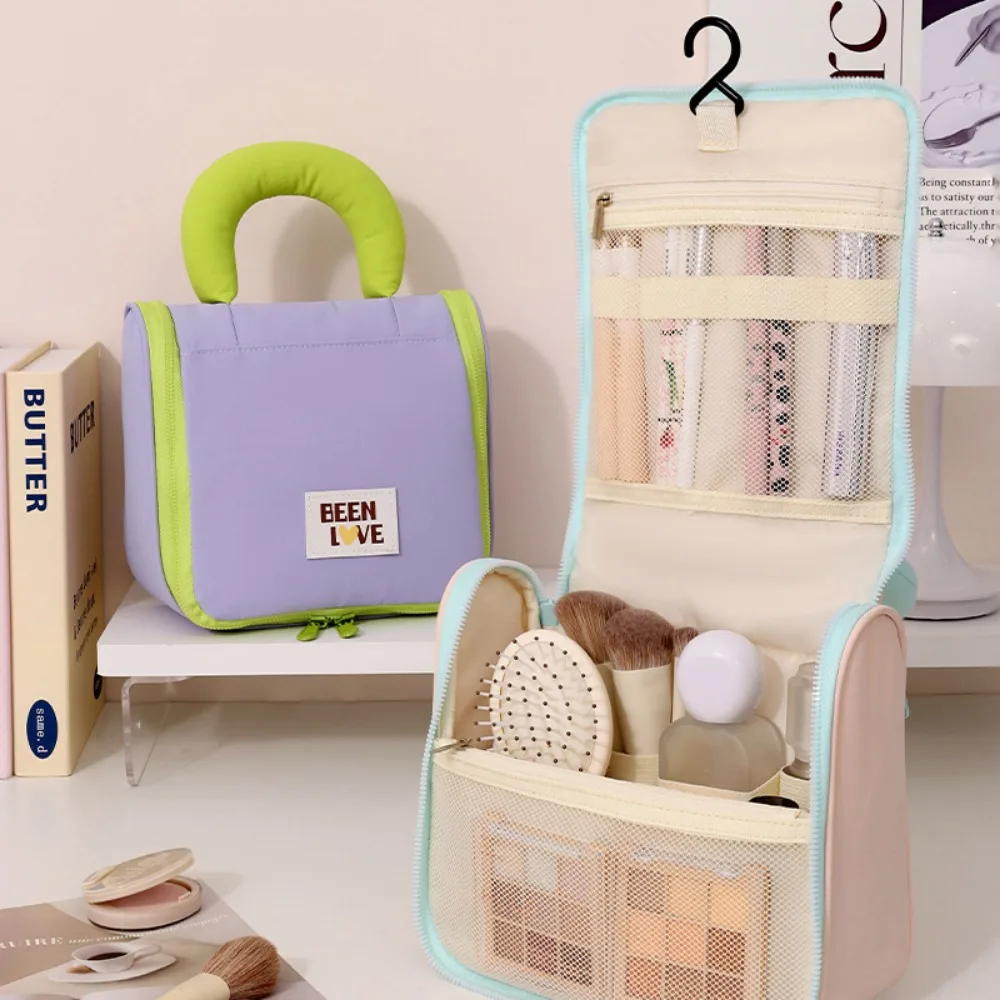 حقيبة مكياج محمولة ذات سعة كبيرة مع خطاف حلوى القطن وحقيبة تواليت للسفر ومستحضرات التجميل وحقيبة تخزين مقاومة للماء
