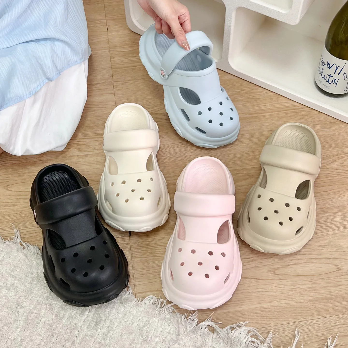 Fashionable casual hole shoes with thick sole and light texture, solid color women's EVA anti-skid and odor proof beach shoes