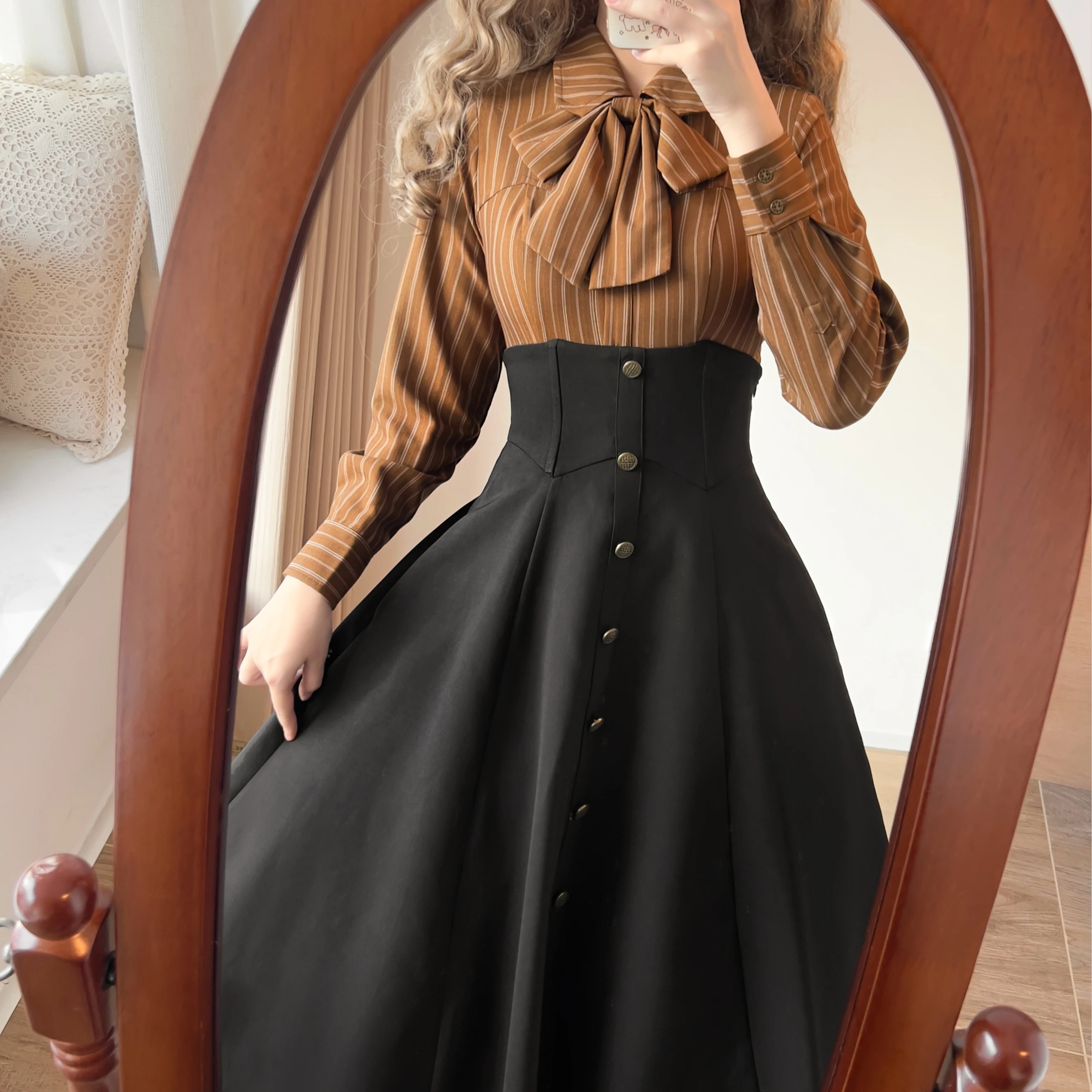 Oryginalna Brytyjska Retro Elegancka Lolita Koszula w Paski z Długim Rękawem Wiosna Jesień 2025 Damska Słodka Bluzka z Kokardą i Sznurowaniem, Dopasowany Krój