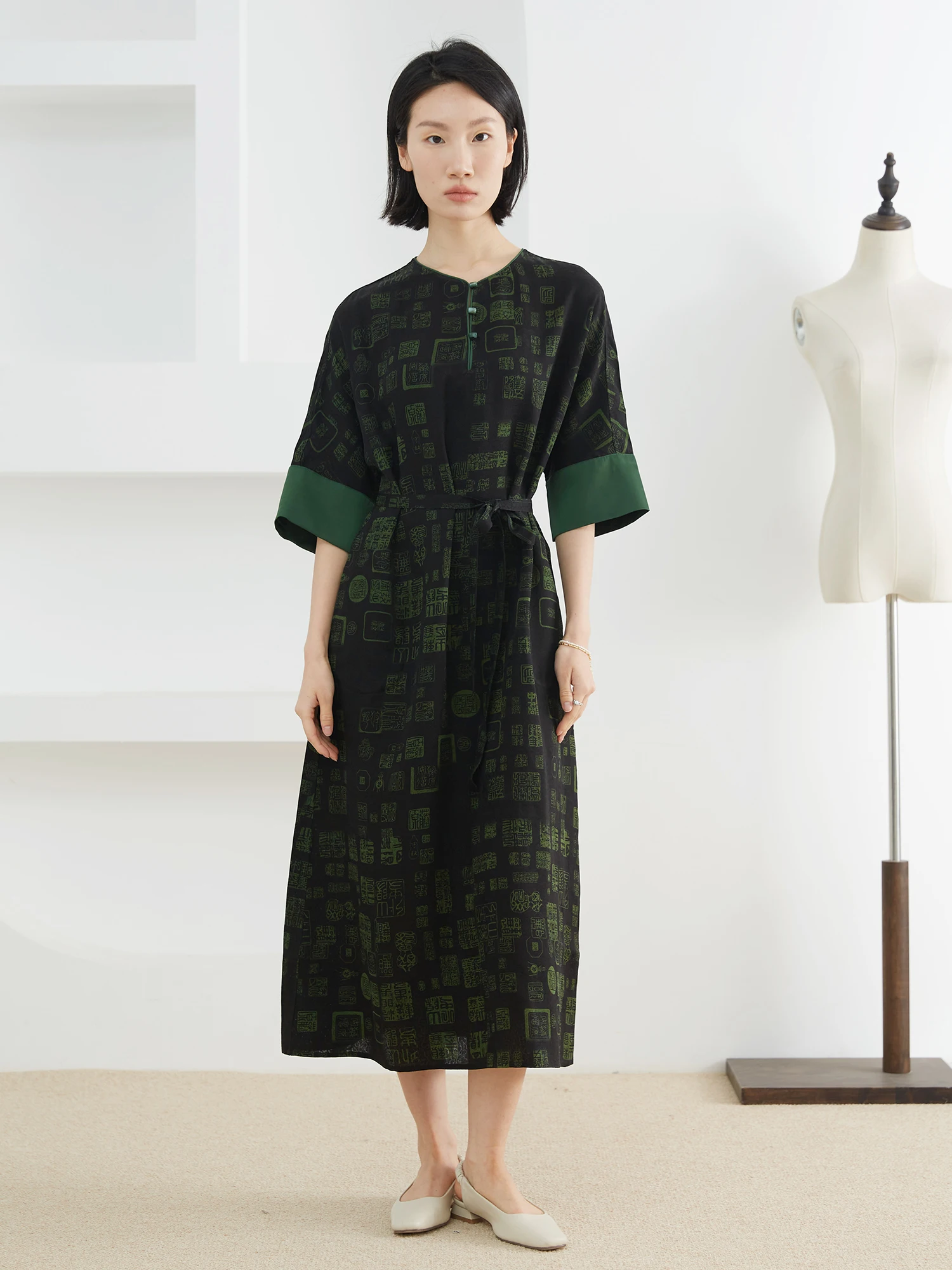 2025 여성 패션 초가을 신상 100% 천연 뽕나무 실크 향기로운 구름사 라운드넥 반팔 벨트 A라인 드레스