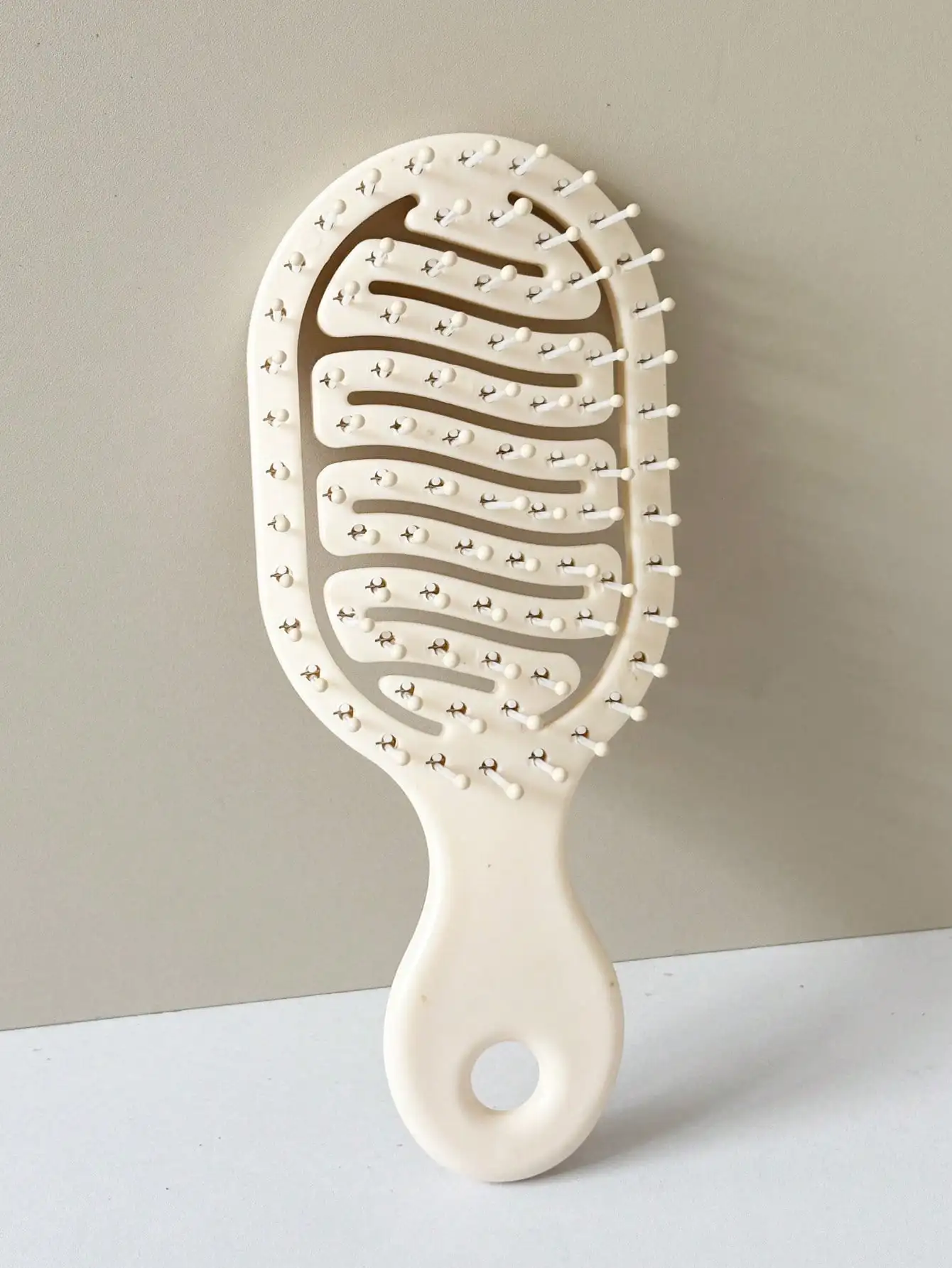 

1pc Mini Size White Hollow Design Comb, Dual-Use Portable Comb, Essential Travel Item For Women In Summer (With Hole For Hanging)