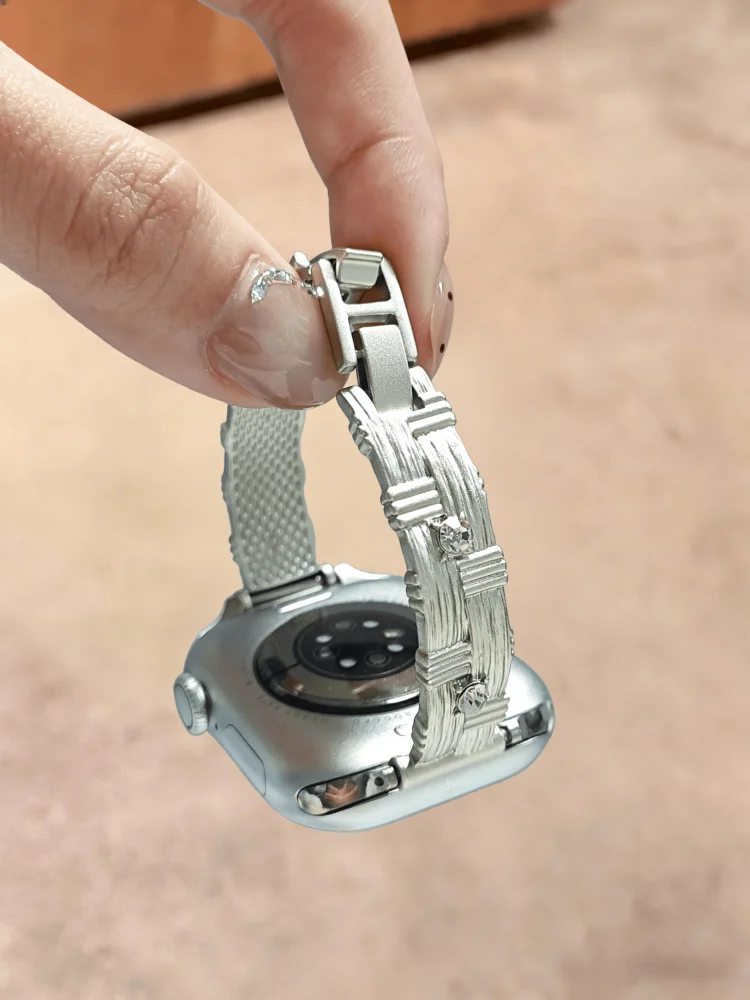 

Этот минималистичный модный ремешок для часов, совместимый с ремешками iWatch размерами 38 мм, 40 мм, 41 мм, 42 мм, 44 мм, 45 мм и 49 мм.