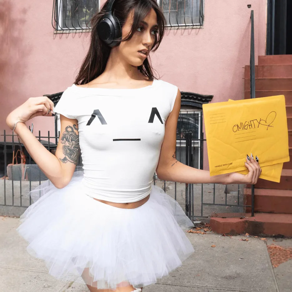Women Cute Emoji Face Graphic T‑Shirt Simple Smile Expression Print O‑Neck Short Sleeve Tee Basic Slim Fit Casual Daily Tops