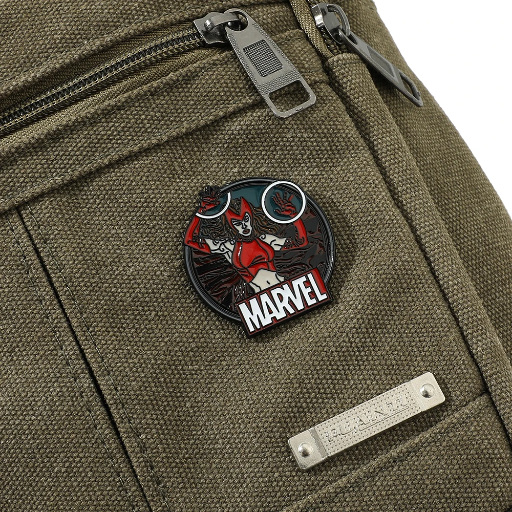 مارفل القرمزي الساحرة المينا التلبيب بروش دبابيس فيلم شخصية واندا Maximoff شارة مجوهرات اكسسوارات للنساء فتاة مروحة هدية