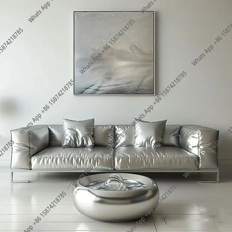 

Минималистичный диван из серебристой перламутровой кожи в стиле футуристического панка для лобби нишевого дизайнерского студийного магазина