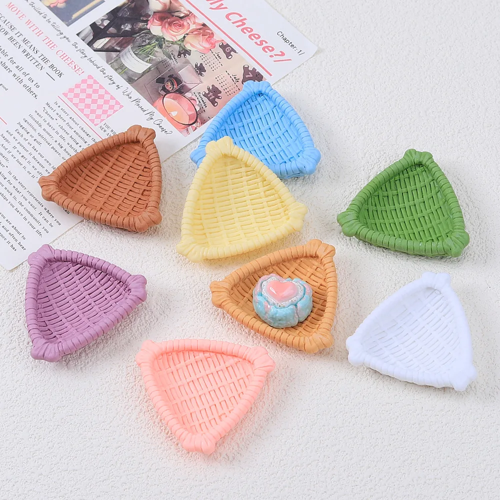 10pcs/lot Resin Accessories Dollhouse DIY Jewelry Children Play Triangle Basket with Food Handmade Ornament Accessories