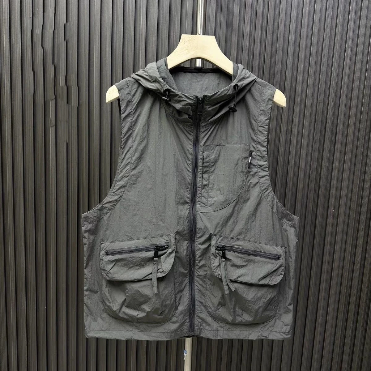 

Новая летняя мужская рабочая одежда: модный повседневный жилет, трендовая верхняя одежда с открытыми плечами, универсальная, удобная, свободного кроя.