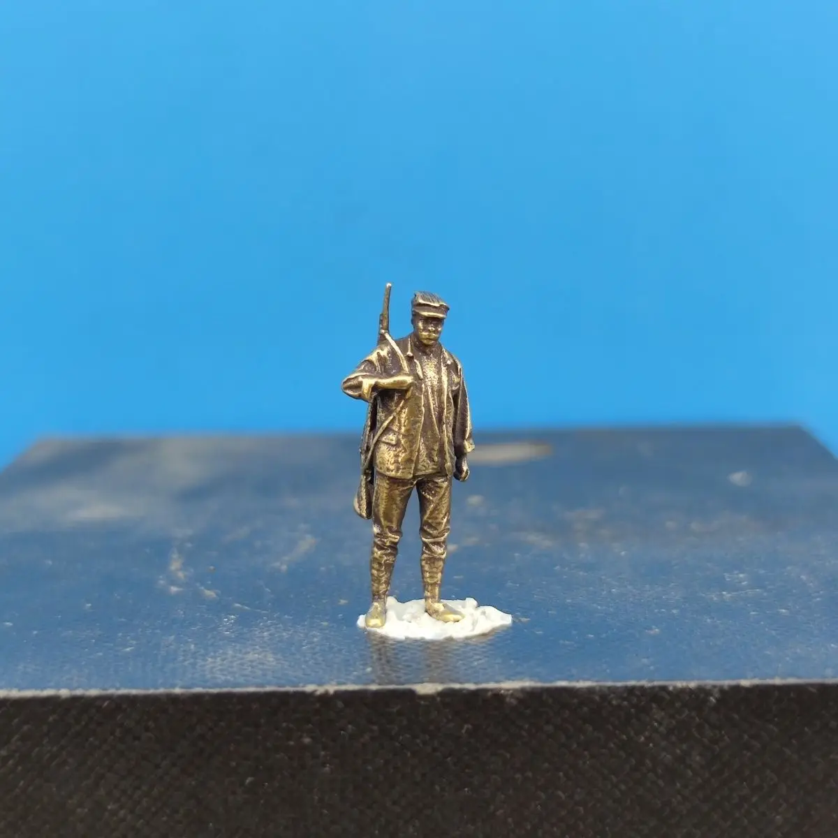Brass Miniature Figurines: Farmers, Hunters, Red Army Soldiers; Micro Landscape Models for Rockery and Fish Tank Decoration