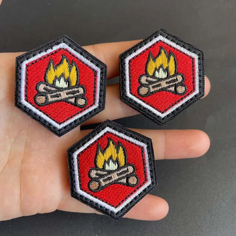 4,5*4CM / 2 Stück Lagerfeuer-Emblem Kleidungsaufkleber, Lagerfeuer-Abzeichen Applikation Stickerei Klettverschluss-Patches, Taktischer Rucksack-Patch – Detail 7