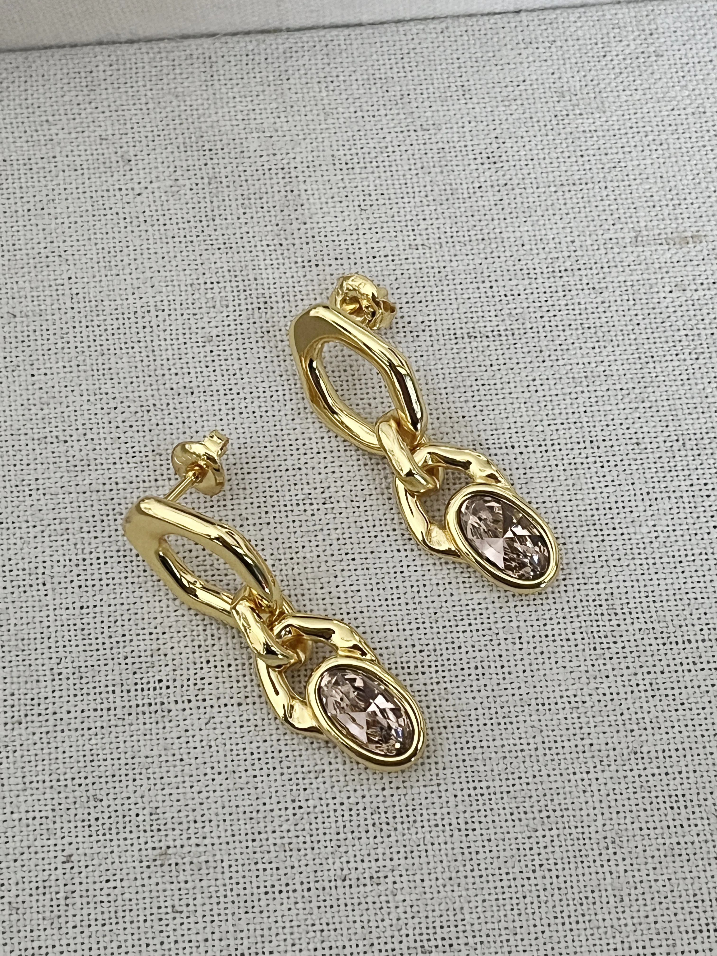 New UNOde50 Shimmer in Style with Sparkling Rhinestone Stud Earrings - A Perfect Marriage of Class and Romance