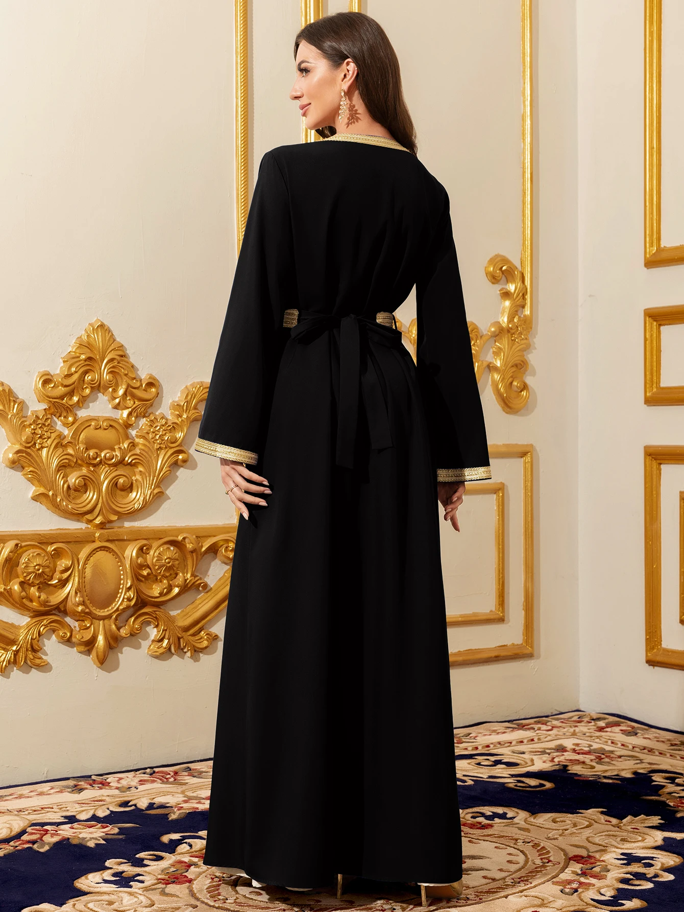 Elegancka muzułmańska sukienka ze złotym haftem, tradycyjny strój islamski