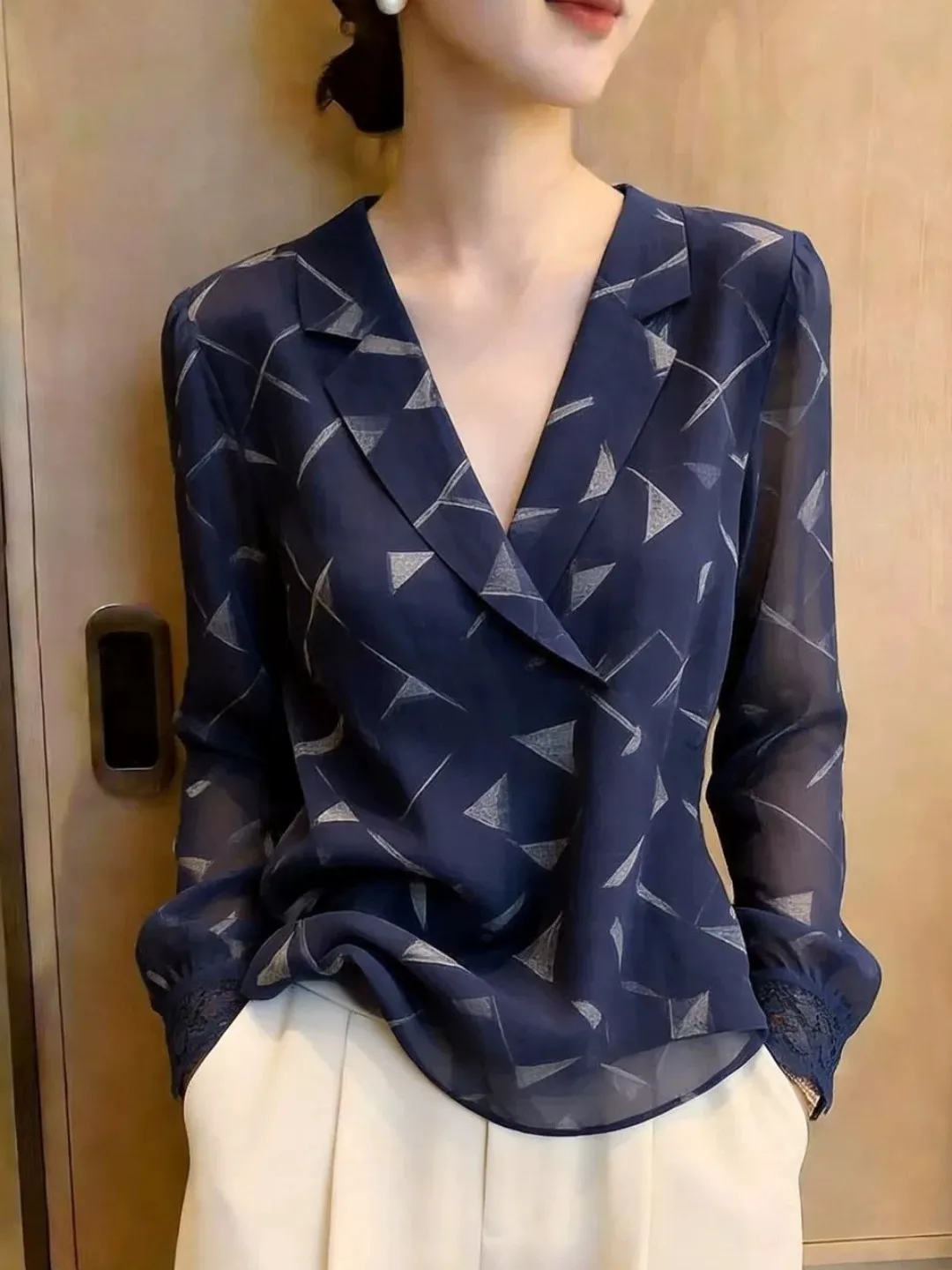 Light Mature Style Royal Blue Geometric Print V-Neck Long Sleeve Women's Shirt Slimming Top for Early Autumn 2026
