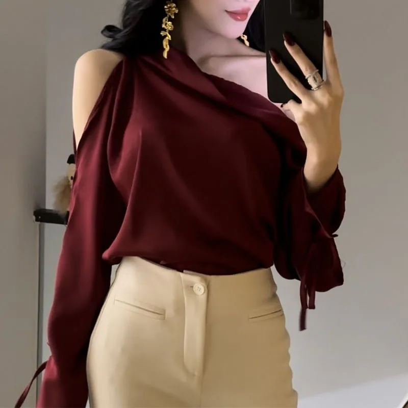 

Французская красная рубашка с открытыми плечами и длинными рукавами для женщин осенью, высококачественный атласный топ чистого дизайна