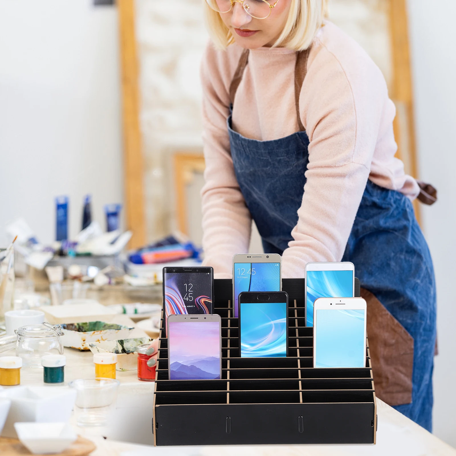 

1Pcs Phone Storage Box Wooden Multi-Grid Temporary Mobile Phone Organizing Box Black for Classroom Meeting Display Holder