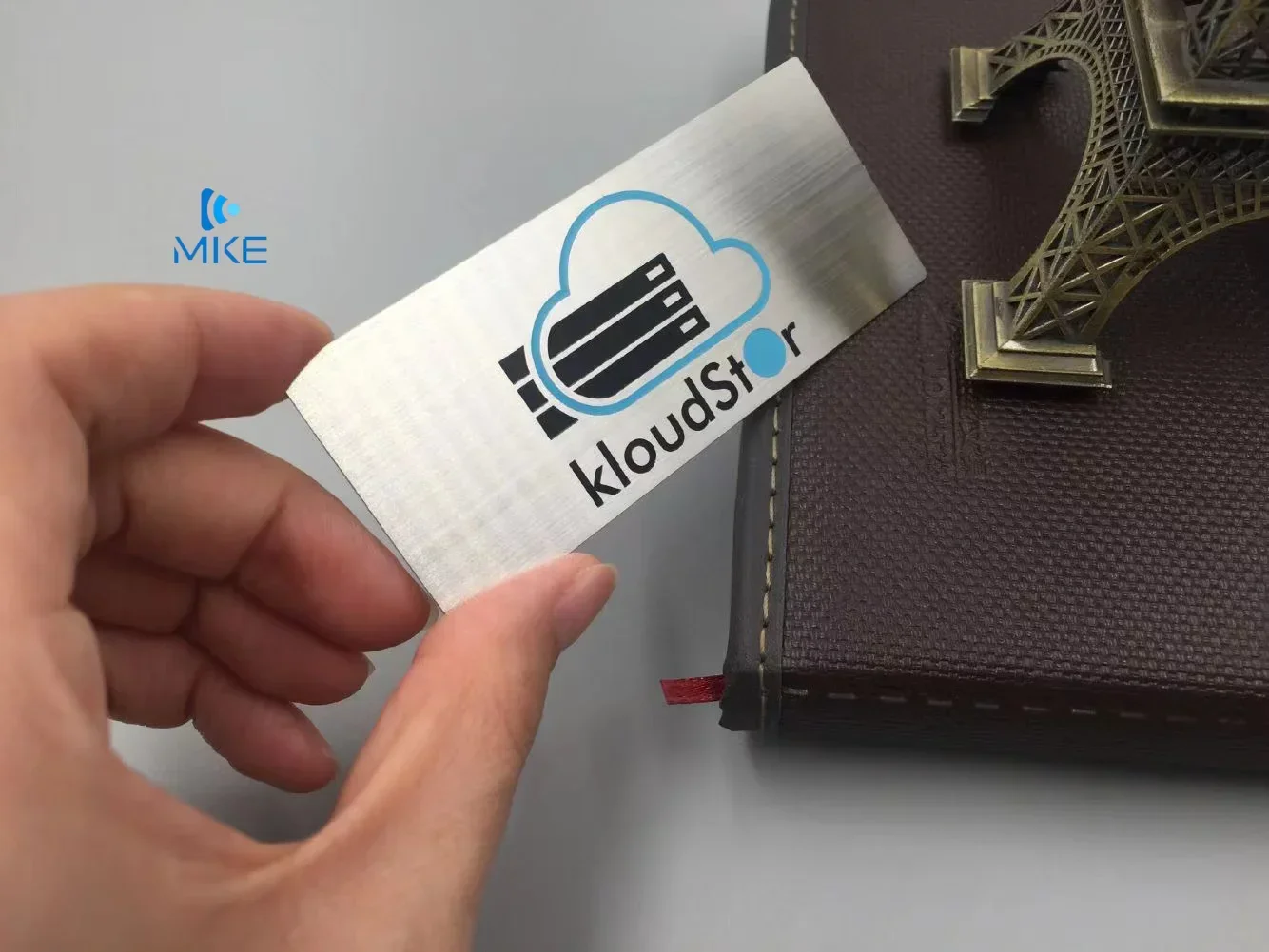 بطاقات معدنية من الفولاذ المقاوم للصدأ باللون الأسود