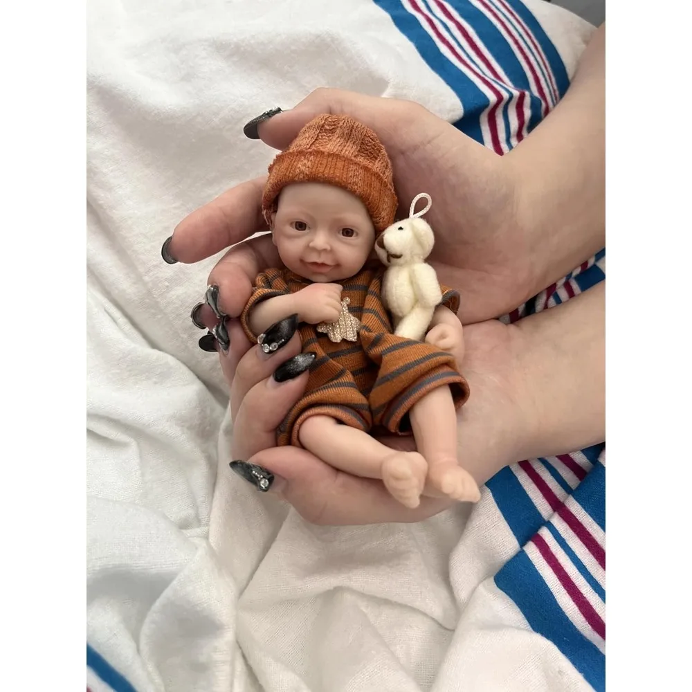 Miniatur-Reborn-Babypuppe, 5,5 Zoll groß, mit braunen Augen, vollständig aus Silikon, realistisches Aussehen, inklusive Kleidung und Zubehör für die Fütterung. – Detail 2