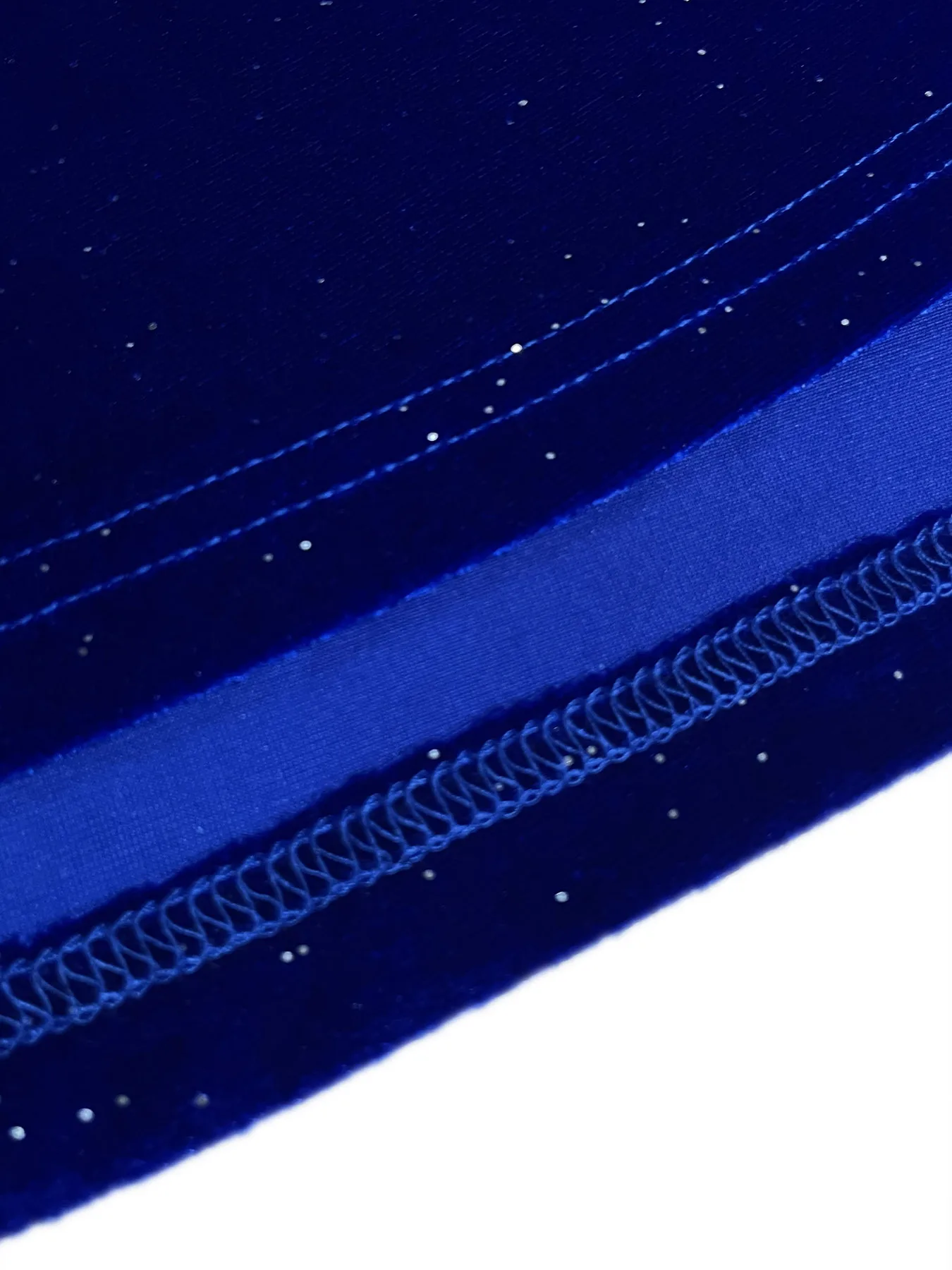 Elegantes One-Shoulder-Samt kleid mit Pailletten verzierungen, langen Ärmeln, kurzer Länge, Polyester und Spandex-Mischung