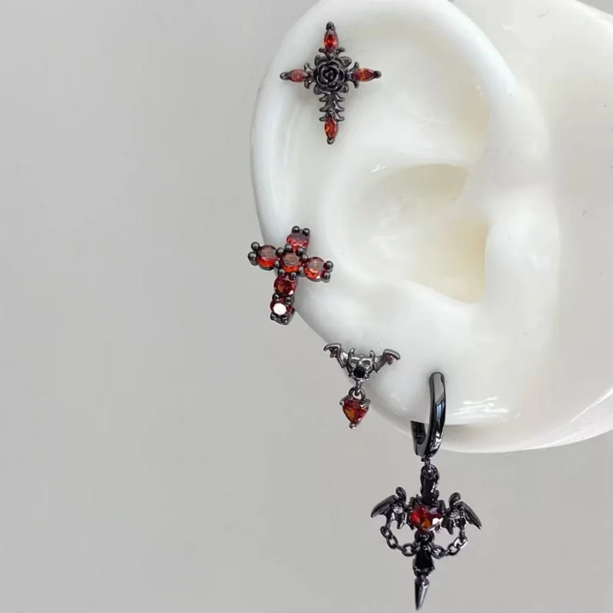 الظلام نمط الخفافيش هوب استرخى أقراط للنساء الأحمر الزركون الصليب الأذن العظام مسمار الغضروف ثقب الأقراط مهرجان هدية #1