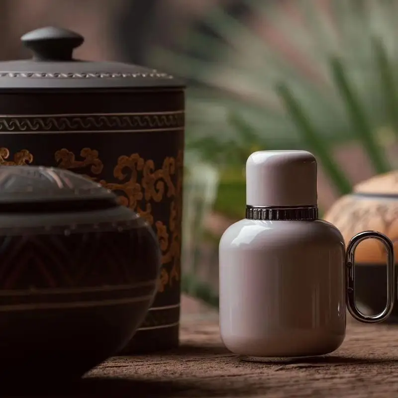 وعاء عازل حراري ببطانة من التيتانيوم النقي، وساعة ميكانيكية لوعاء الحساء، وغلاية عرض السيارة