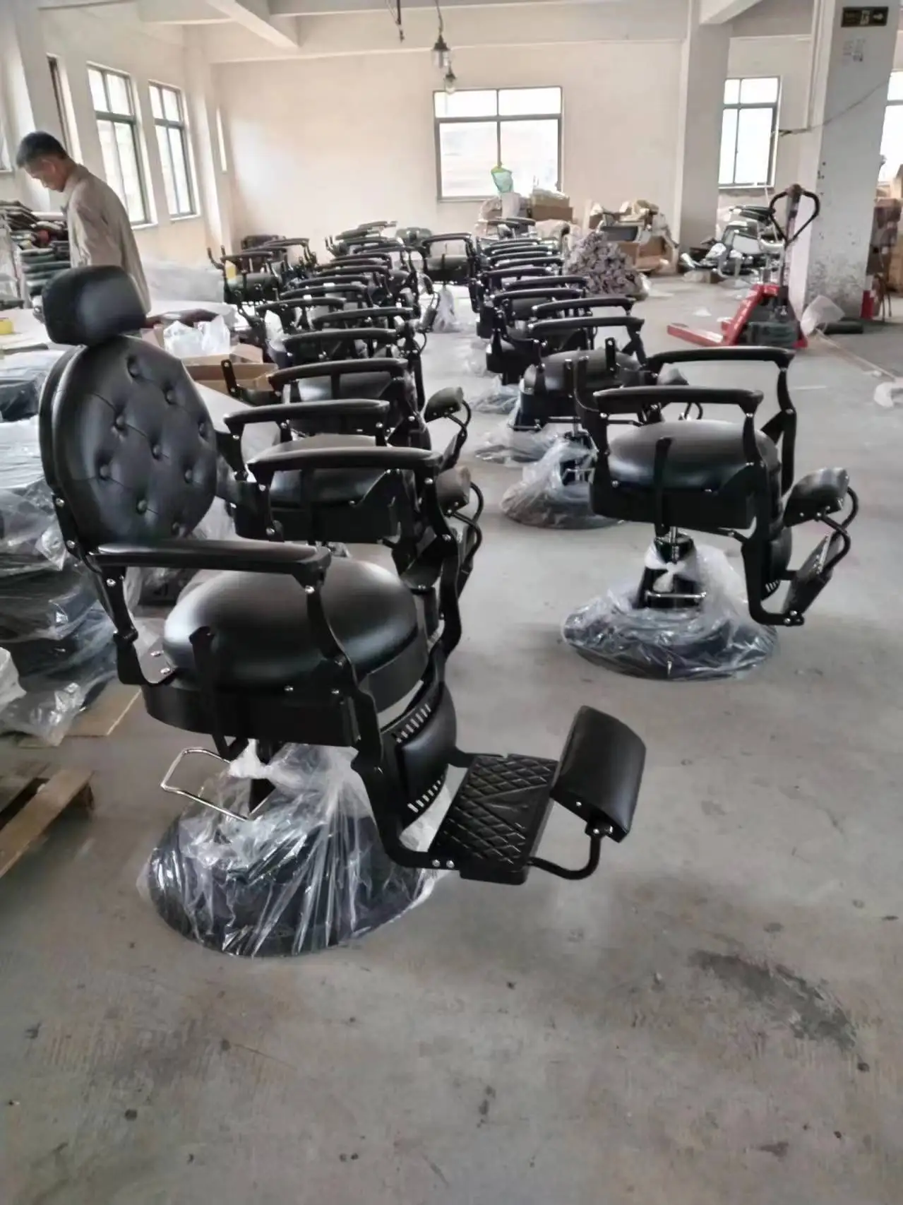 Ready to Ship  Heavy Duty  Black Flat Seat Barber Chairs Styling Chairs Salon Chair