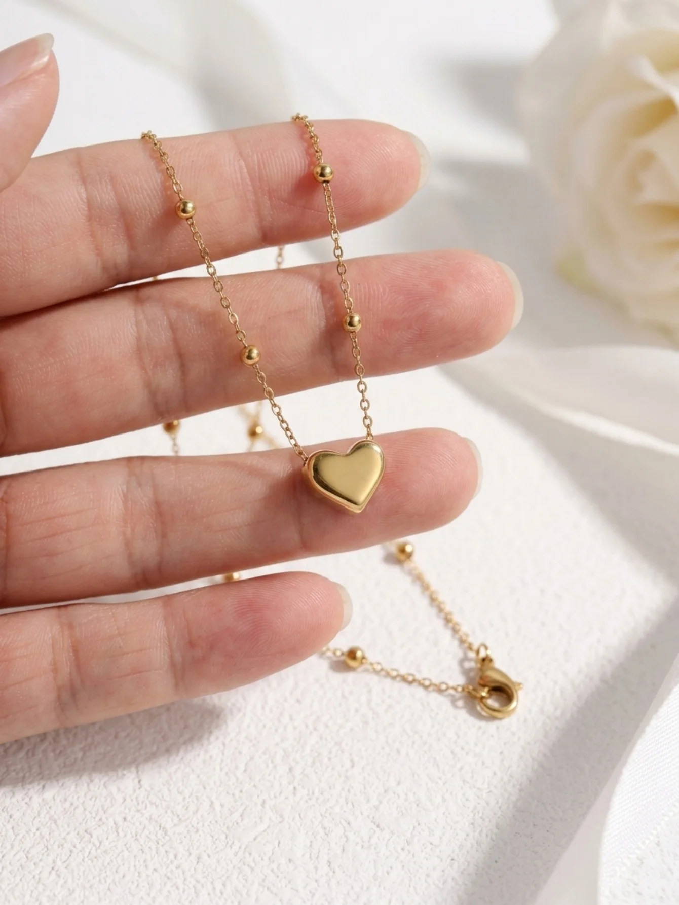 1 Piece of Stainless Steel 18K Gold-Plated Three-Dimensional Heart Bead Spacer O-Link Chain Clavicle Chain, Simple and Gentle Style Necklace, Suitable for Women for Commuting, Dating, Gift-Giving, and Versatile Accessory Wear